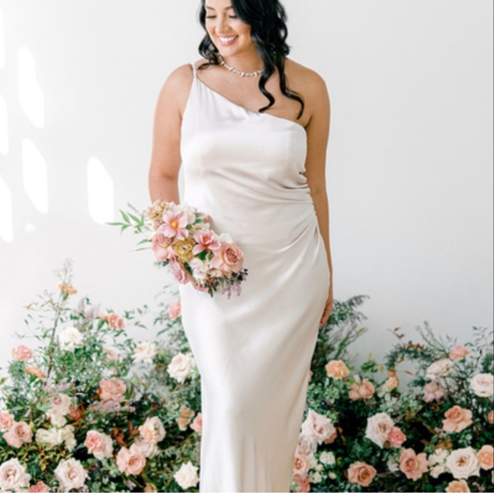 Revelry Bridesmaids Dress in White Size 2, Short Length